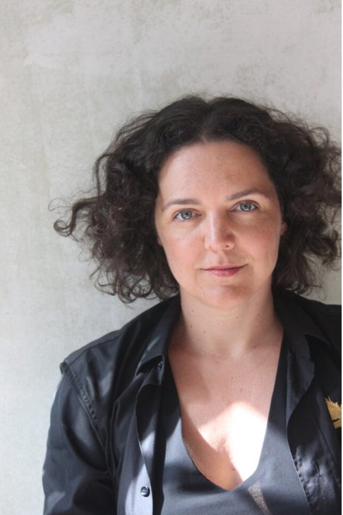 Camila Rhodi as Verônica