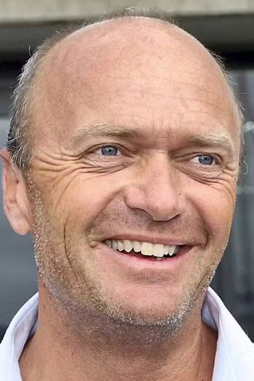 Jesper Bank as Vært