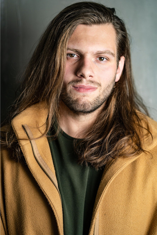 Hunter Redfern as Mickey