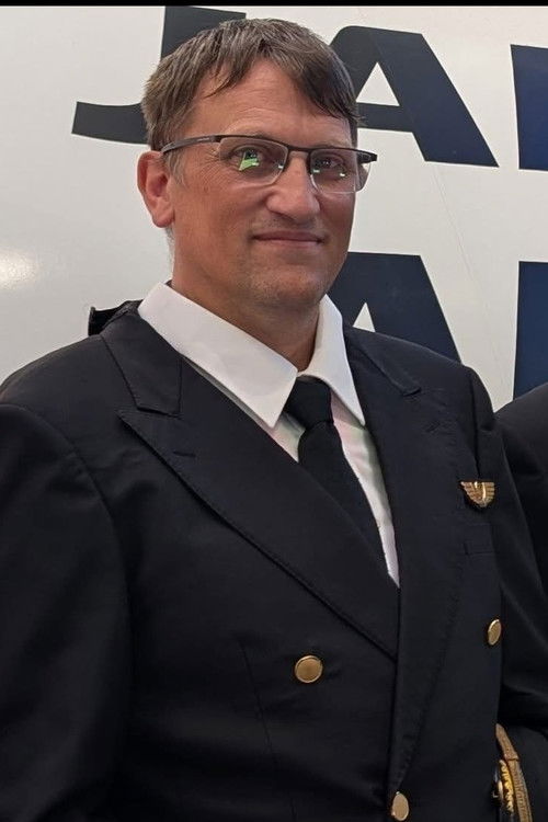 Lee Glattback as Captain