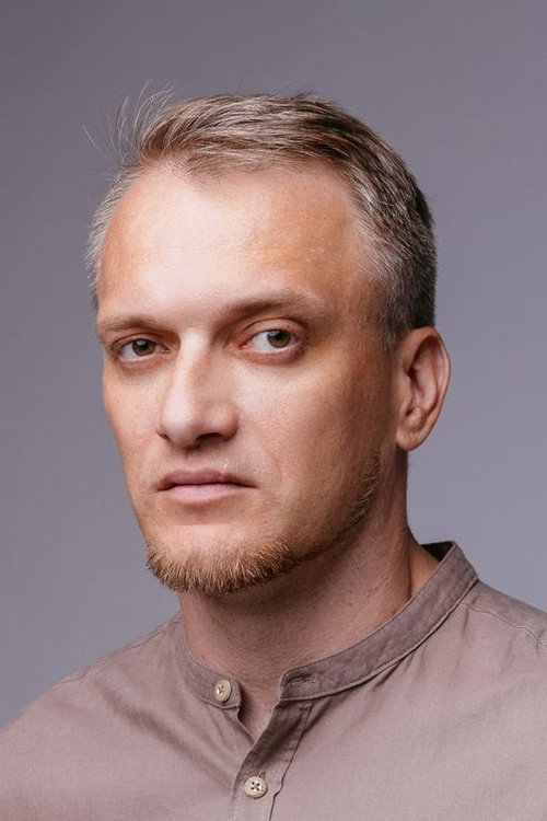 Evgeniy Sovastenkov as Полицейский