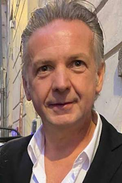 Vladimiro Sist as Agente