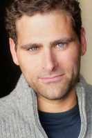 Rick Federman as Immigration Officer