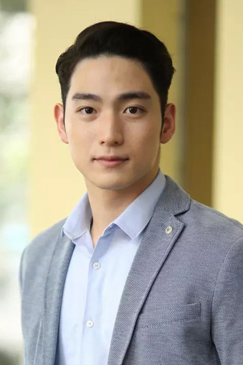 Mark Apiwit Jakthreemongkol as Mai