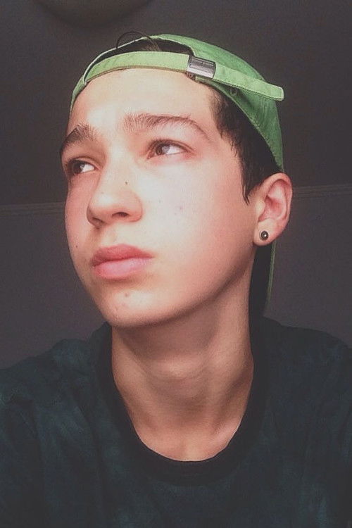 Davi Galdeano as Nando