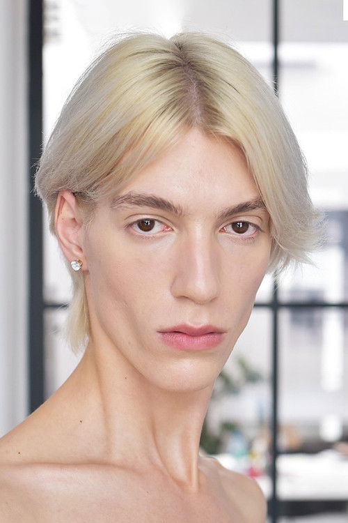 Kacper Grzelak as Eva