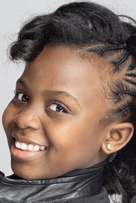 Skye Dakota Turner as Aretha Franklin (young)