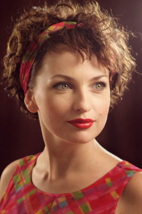 Viktoriia Bulitko as Julia