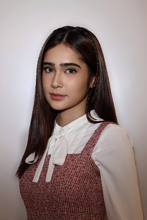 Eliza Borromeo as young Alice