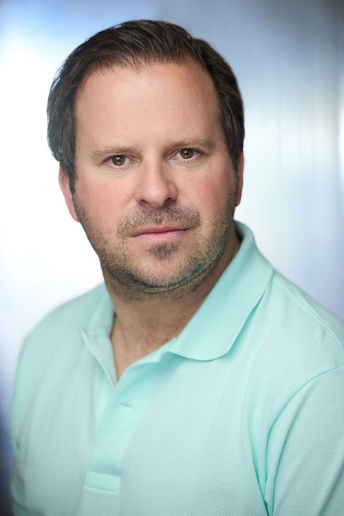 Karel Bojan Hutter as Security Guard