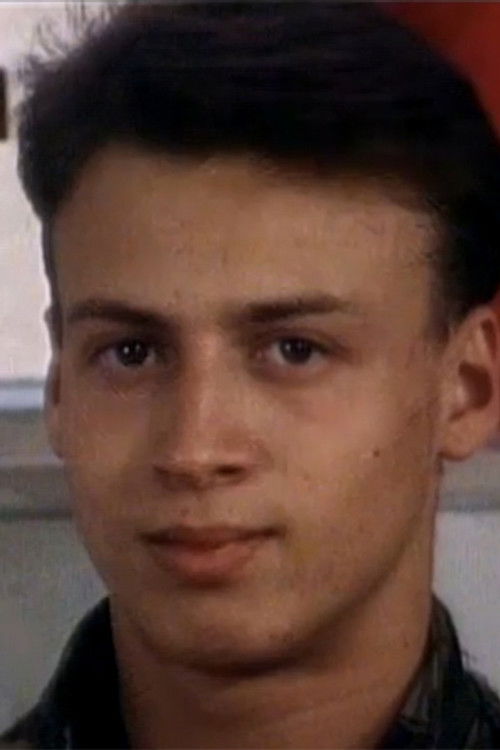 Lucas Rizzi as René, le copain de classe