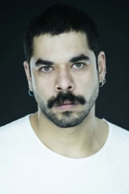 Taylan Yılmaz as Metin