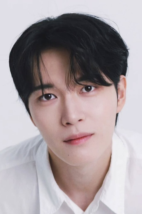 Jo Tae-seop as Lee Jun-woo