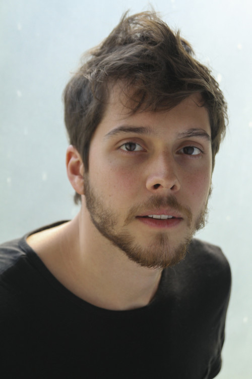 Artur Volpi as Tonho