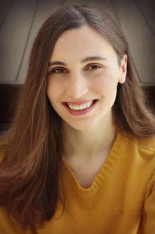 Cassie Hamilton as Aria