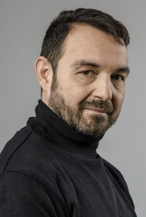 Diego París as Ricardo