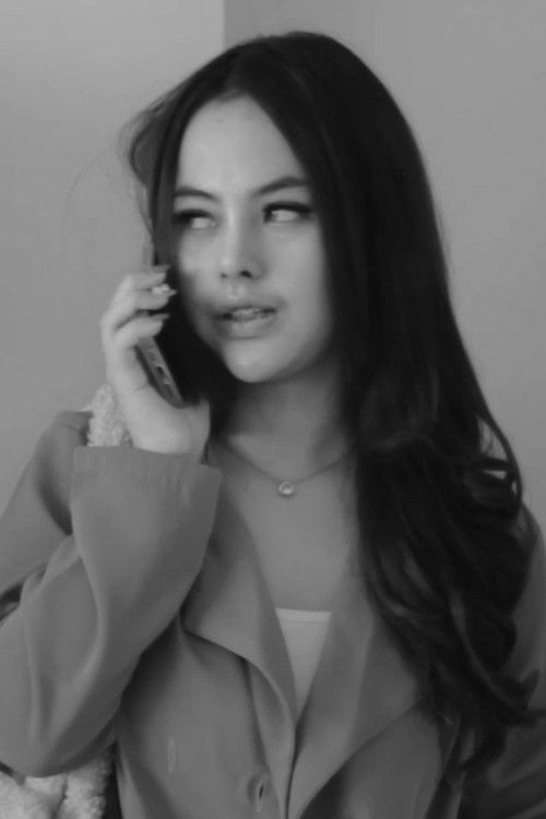 Elji Earlene as Sarah