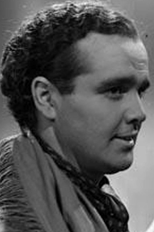 Fernando Ochoa as Julián