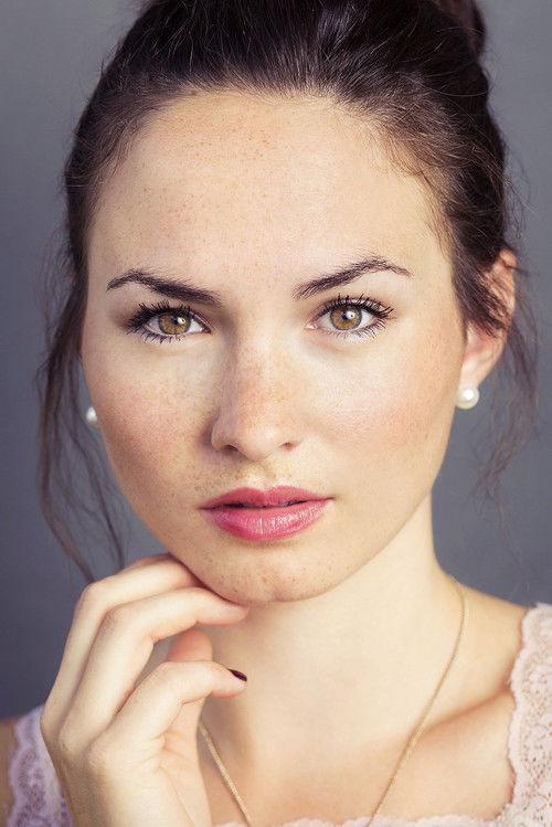 Sarah Bellini as Leonie