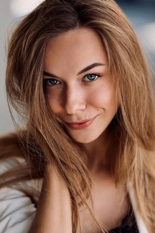 Natalya Balyasova as Vika Shubina