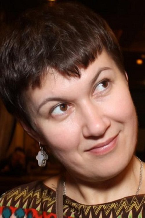 Natalya Mokritskaya as woman pool worker