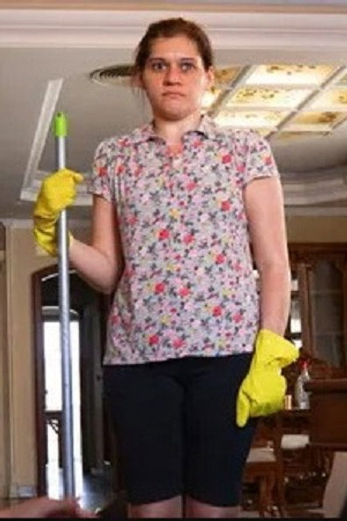 Verena Amaral as Faxineira