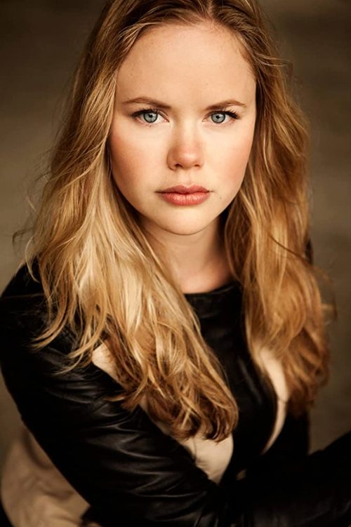 Emily Gruhl as Courtney