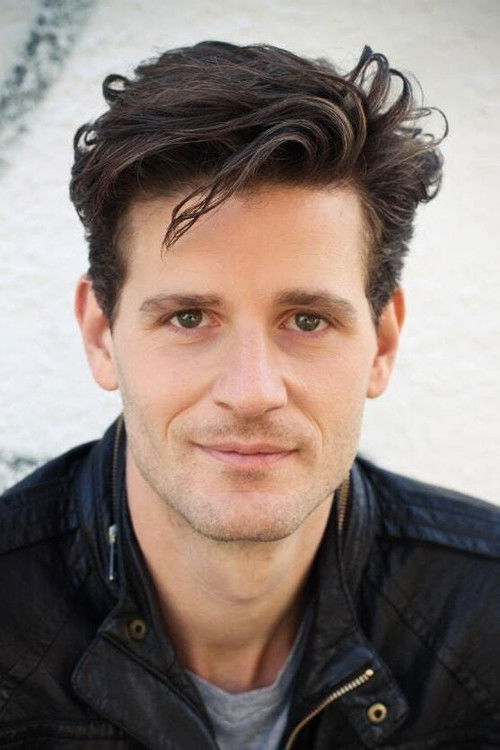 Gabriel Paré as Homme à la radio