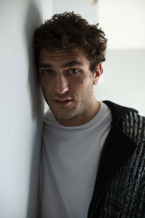 Filippo De Carli as Andrea