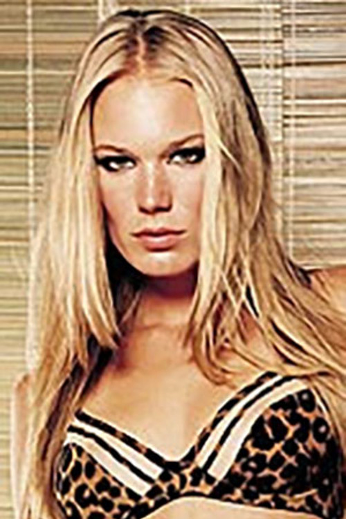 Hana Komestikova as Julia Logan