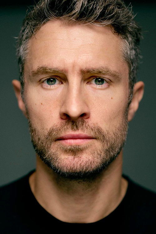 Jan-Martin Müller as Bobby