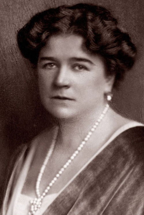 Hansi Niese as Henriette von Petrin