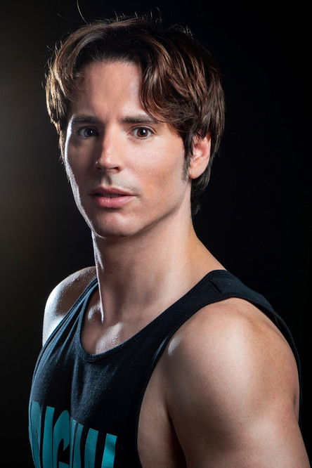 Antonio Escámez as Oxy