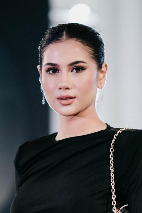 Bella Hanna as Aleen