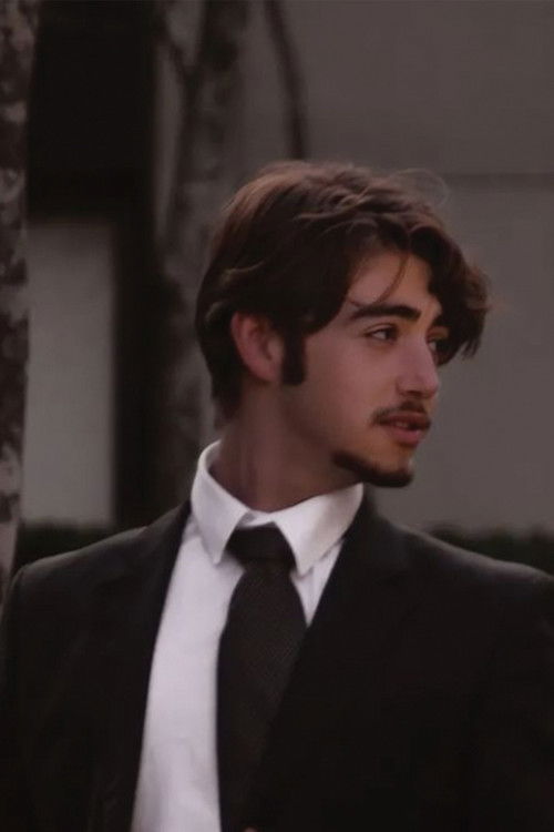 Henrique Novaretti as John Lennon