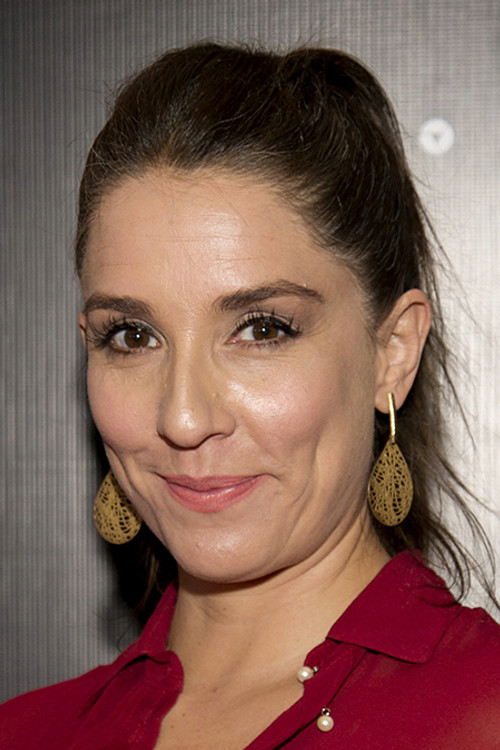 Mariana Loyola as Isabella