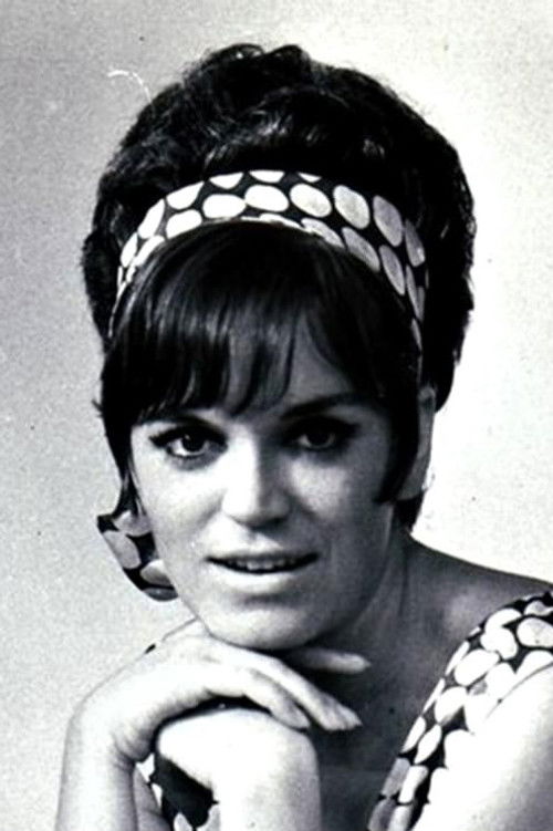 Kyri Ambrus as Énekesnő