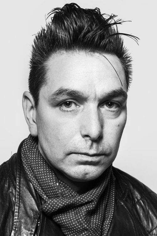 Felix Maginn as Guitar