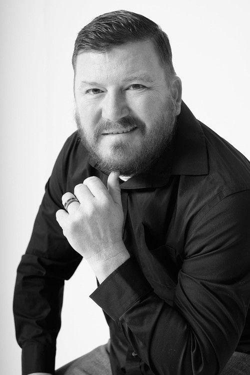 Terry Higginbotham as Izzy