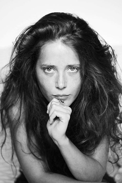 Lola Dubus as Hôtesse aéroport