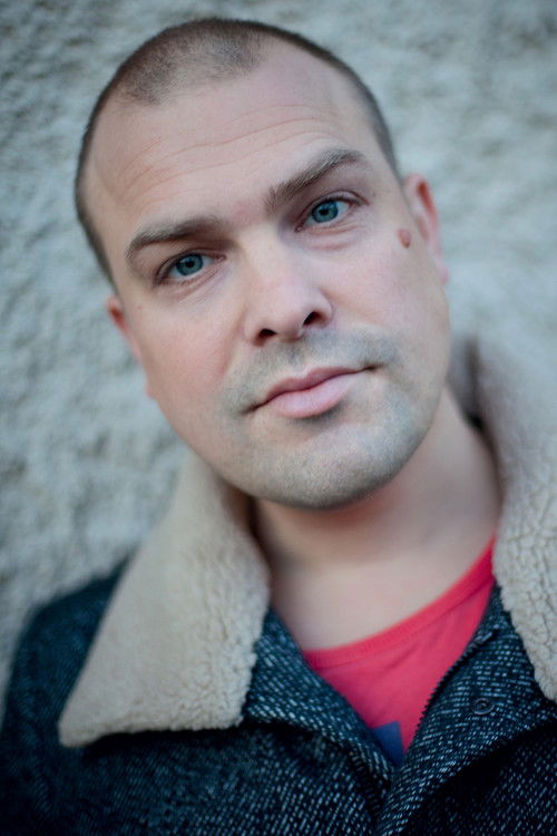 Martin Svensson as Simon