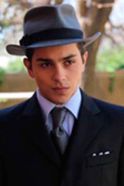 Aarón Palomino as Santiago