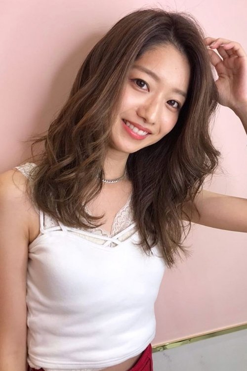 Ami Komuro as Mayama Alice [Beautiful Assistant Producer]