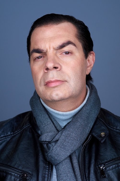 João Castro Gomes as Vítor