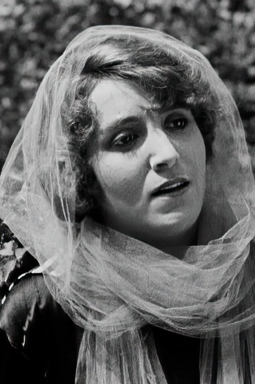 Maryse Dauvray as Edith Laurin