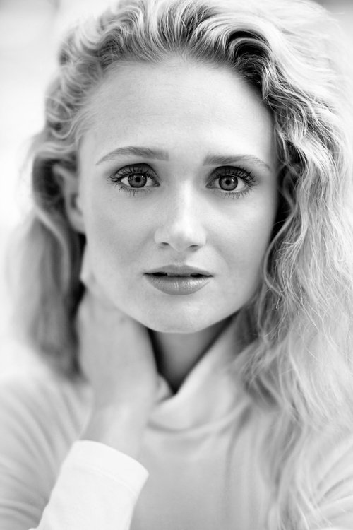 Saydee Dickinson as Emma