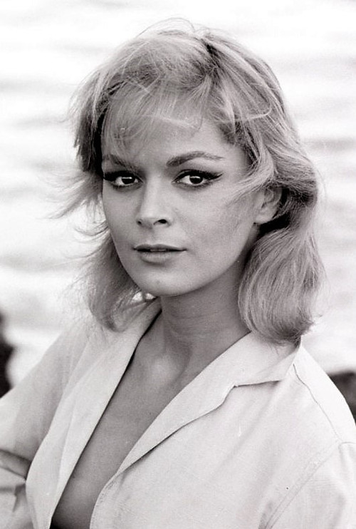 Letícia Román as Sarah