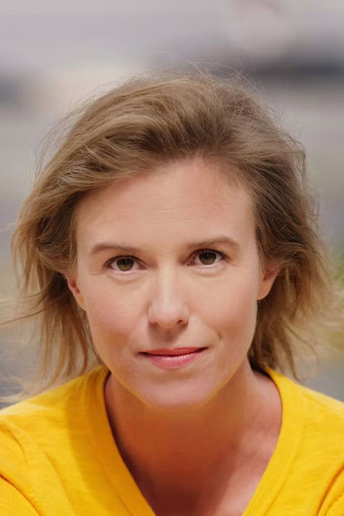 Doris Schefer as Sara Graf