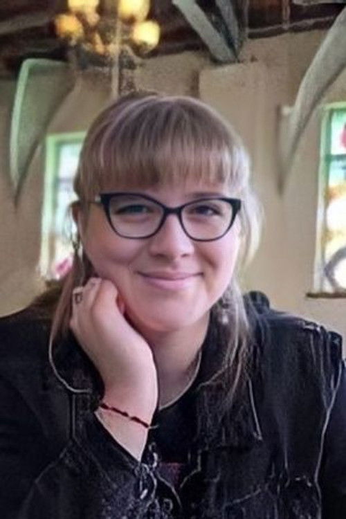 Caitlin Adamcik as Julia Lucetti