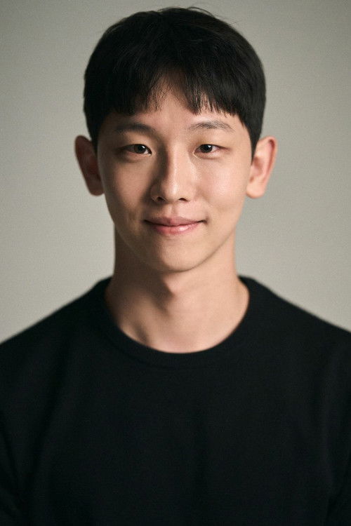 Kim Dong-Yeong as Dong Yeong / Woo Joo